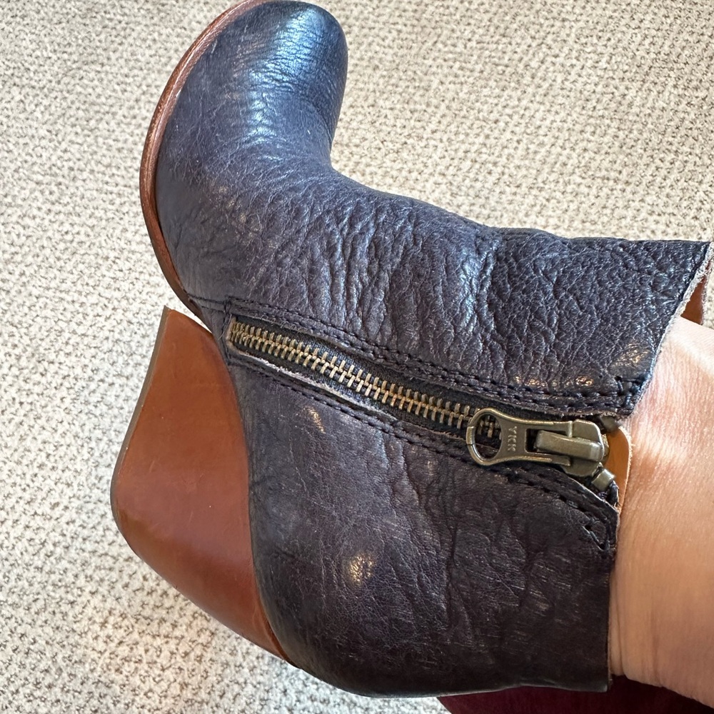 Kork Ease Navy Wedge Ankle Booties with side zipper. Size 5 - Picture 6 of 10